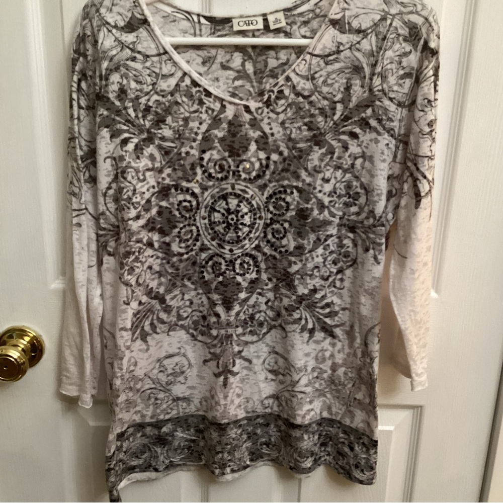 Cato Women's Ivory and Charcoal Medallion Long Sleeve Tee